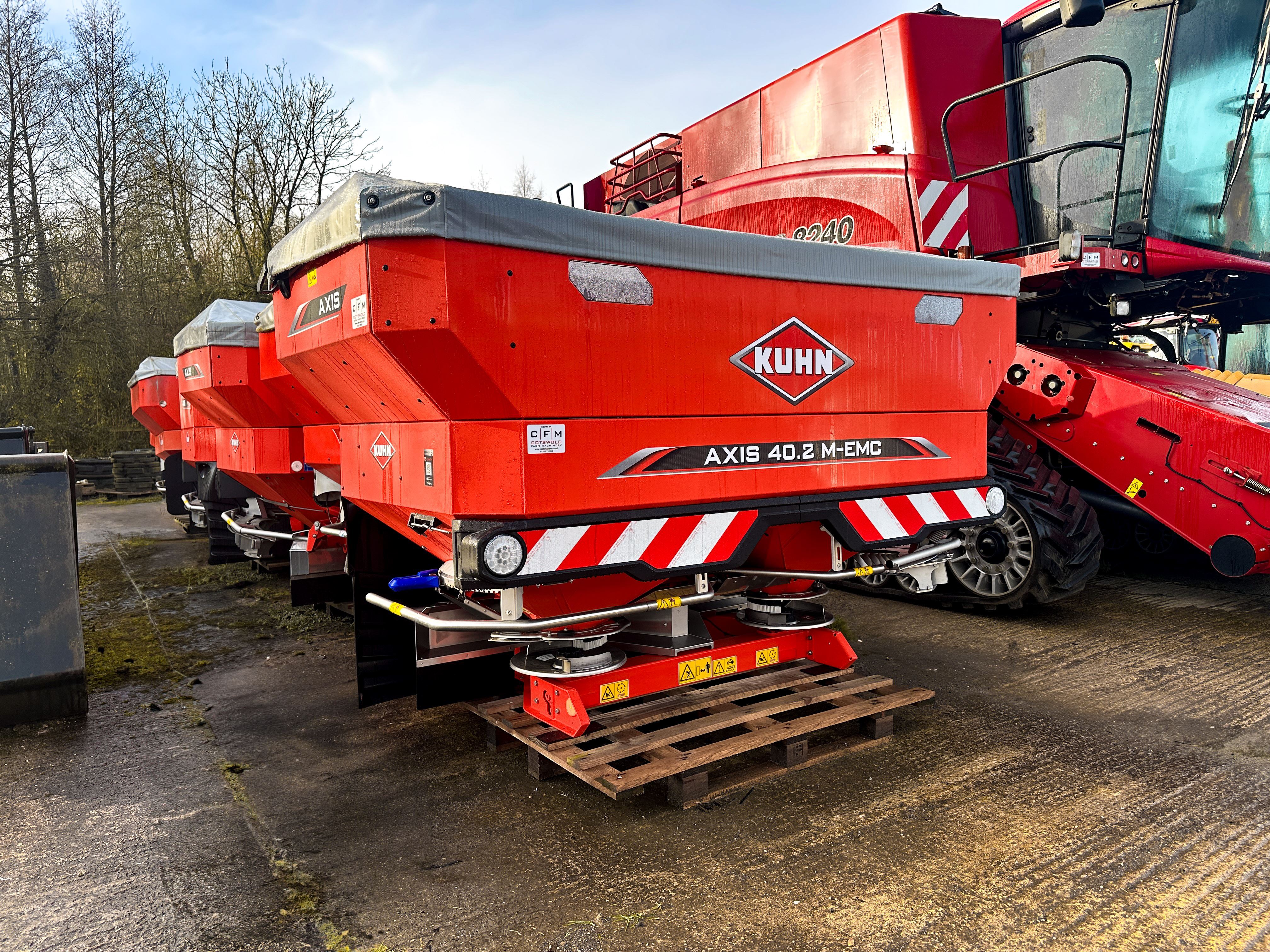 NEW Kuhn Axis 40.2 M-EMC V8 Fertiliser spreader